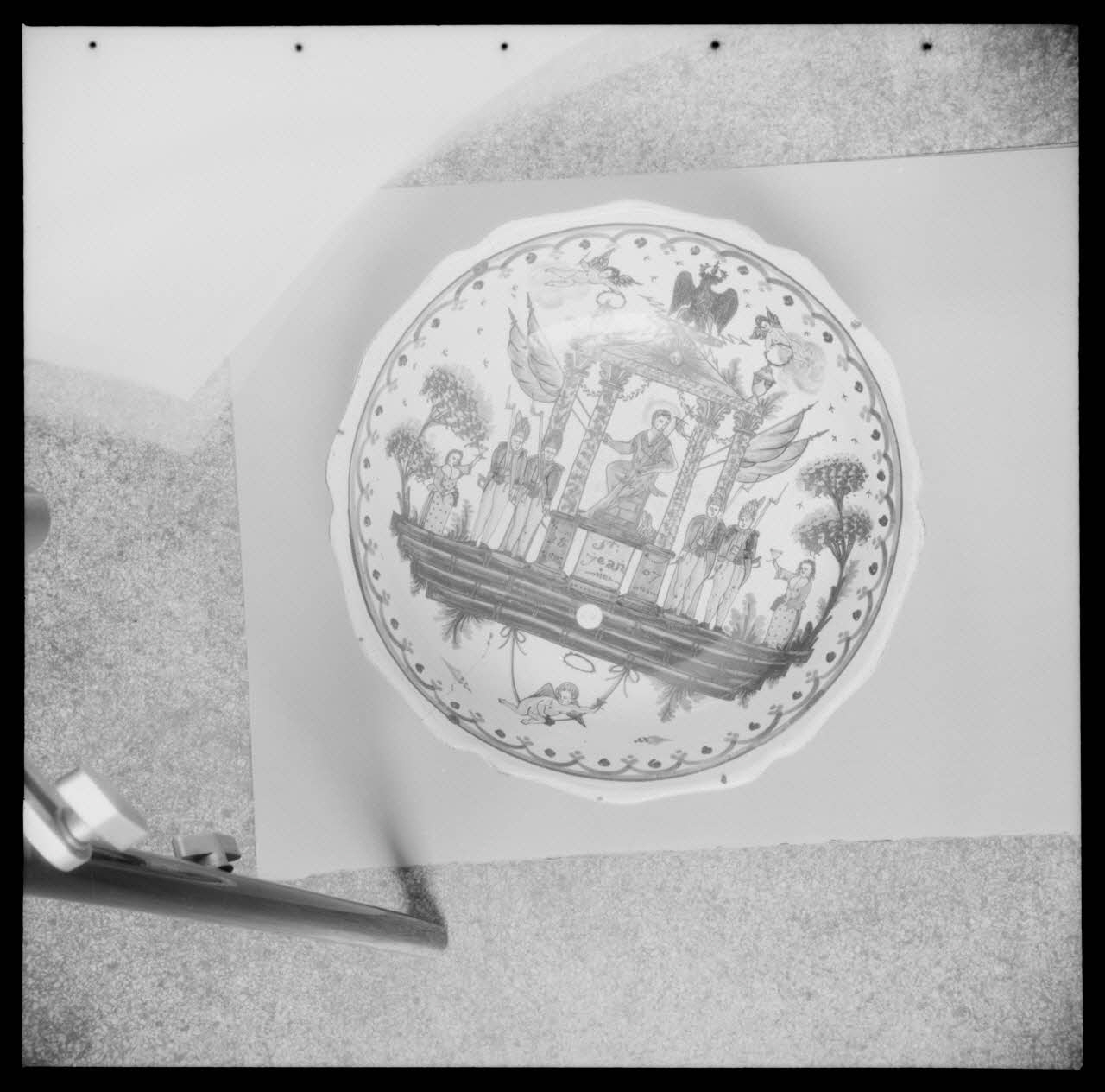 Lalance photographie Saladier en faïence à décor polychrome. Inscription "Saint Jean 1807" Ile-de-France, France 1959 Ph.1959.77.9 Photo