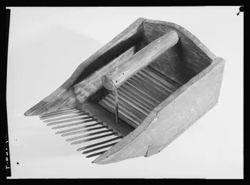 Pierre Soulier photographie Peigne à airelles en bois Ile-de-France 1957/10/1 Ph.1957.126.9 Photo Mucem
