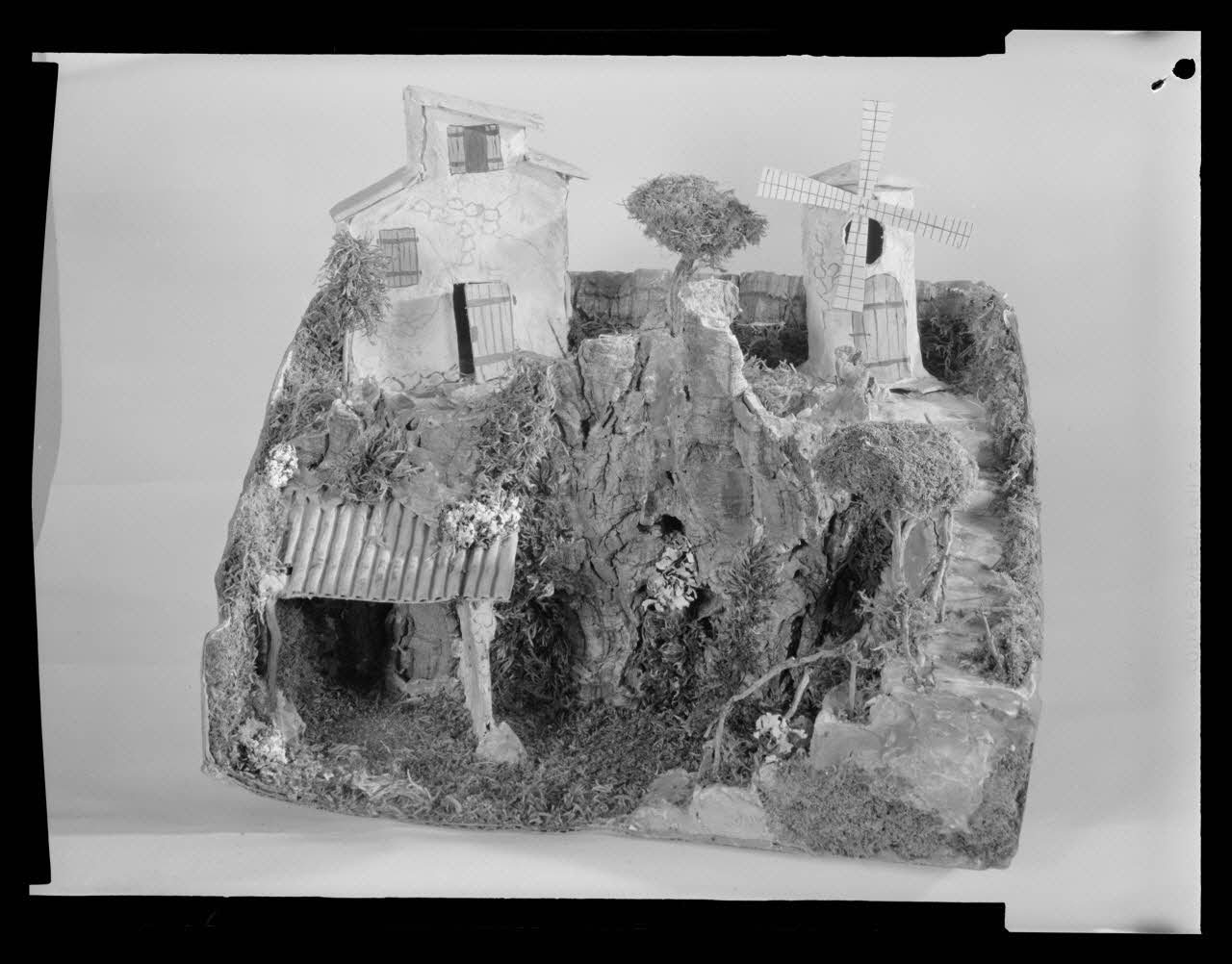 Pierre Soulier photographie Foire aux santons. Crèche d'Aubagne achetée à la foire aux santons de Marseille. Carton, plâtre, écorce, mousse, etc. Provence-Alpes-Côte d'Azur, France 1958/1/1 Ph.1958.3.1 Photo Mucem
