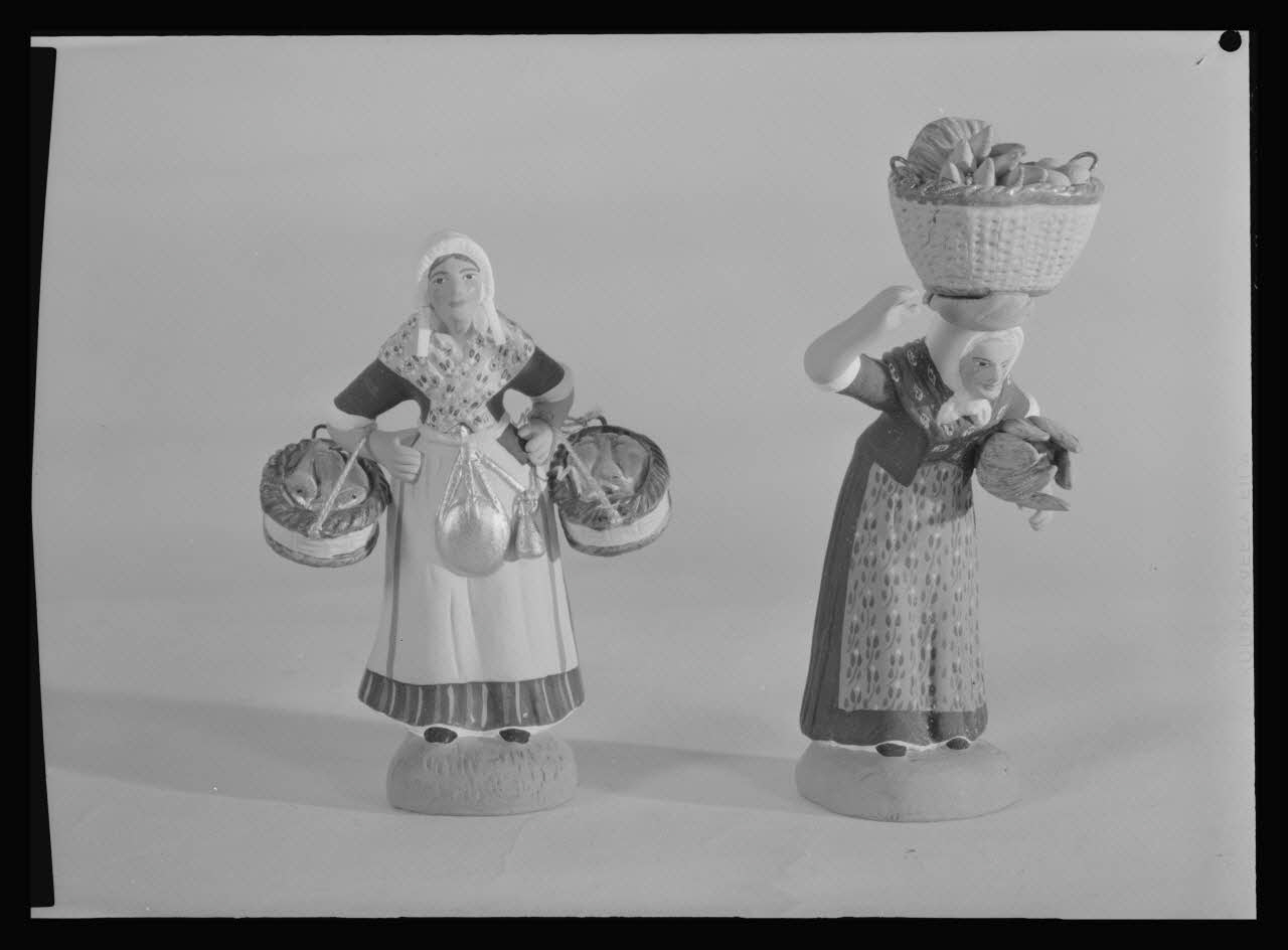 Pierre Soulier photographie Foire aux santons. Santons fabriqués par Gaubert à Saint-Loup. Marchande de poissons et marchande de légumes Provence-Alpes-Côte d'Azur, France 1958/1/1 Ph.1958.3.2 Photo Mucem