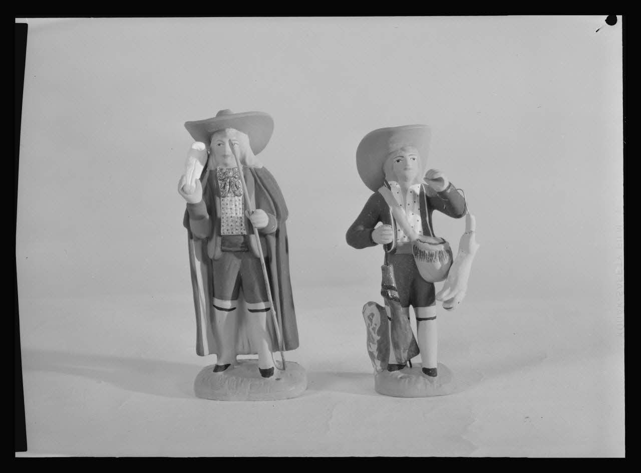Pierre Soulier photographie Foire aux santons. Santons fabriqués par Gaubert à Saint-Loup. Berger et chasseur Provence-Alpes-Côte d'Azur, France 1958/1/1 Ph.1958.3.3 Photo Mucem