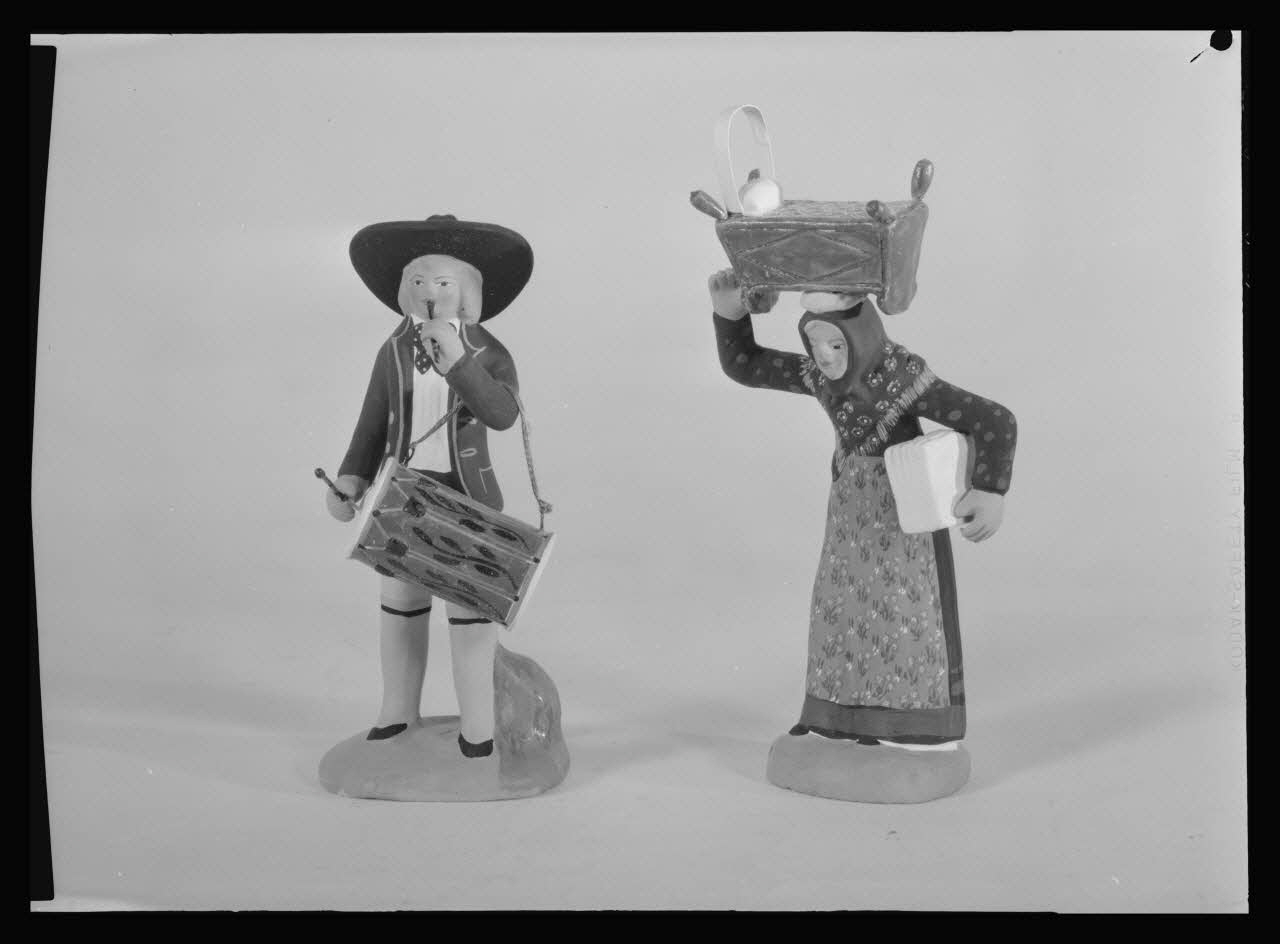 Pierre Soulier photographie Foire aux santons. Santons fabriqués par Gaubert à Saint-Loup. Tambourinaire et femme portant un berceau Provence-Alpes-Côte d'Azur, France 1958/1/1 Ph.1958.3.4 Photo Mucem