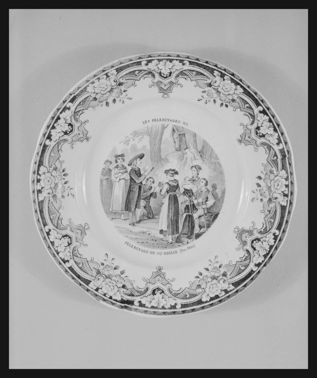 Pierre Soulier photographie "Pèlerinage de sainte Odile". Assiette provenant de Creil-Montereau France 1958/6/29 Ph.1958.63.3 Photo Mucem