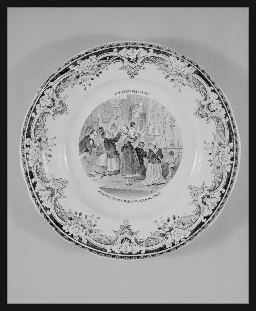 Pierre Soulier photographie Assiette provenant de Creil-Montereau et représentant le pèlerinage des matelots à Notre-Dame de Grâce France 1958/6/29 Ph.1958.63.9 Photo Mucem