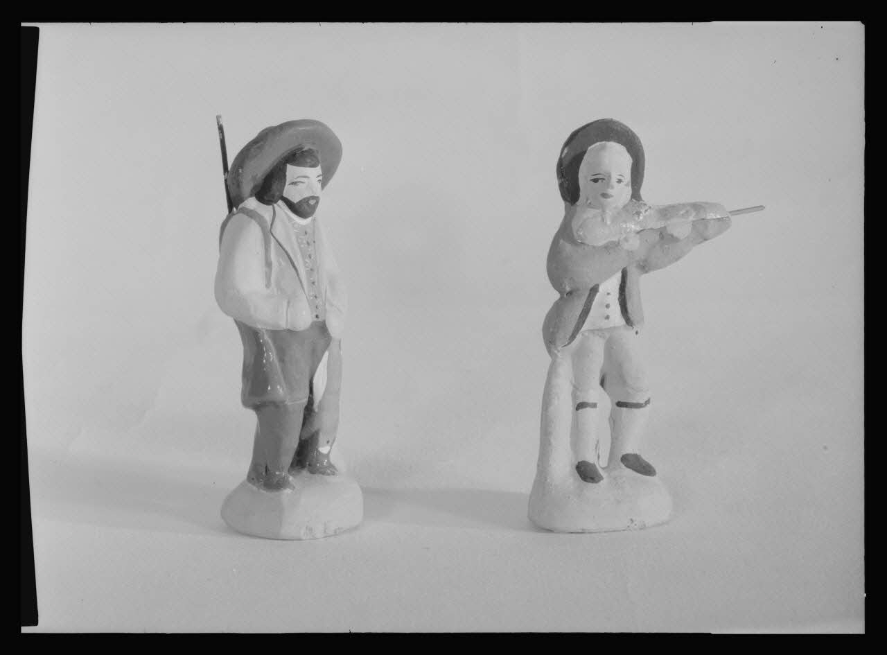 Pierre Soulier photographie Santons représentant deux chasseurs et réalisés par Monsieur Pierre Pagano France 1958/7/28 Ph.1958.71.8 Photo Mucem