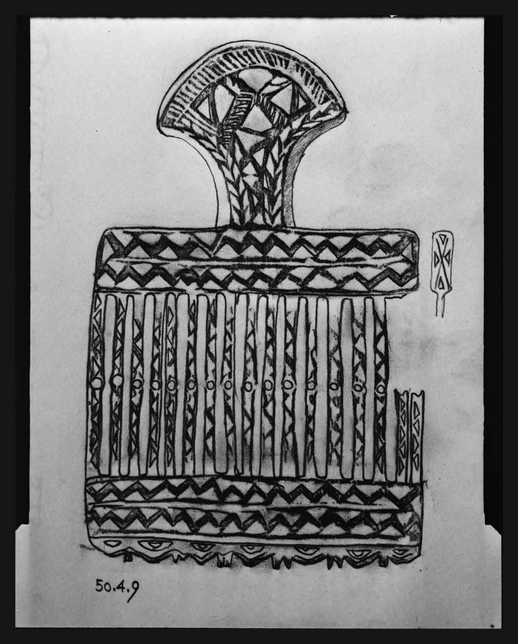 Pierre Soulier photographie Reproduction calquée d'une passette à ruban en bois sculpté et ajouré France 1958/7/28 Ph.1958.72.16 Photo Mucem