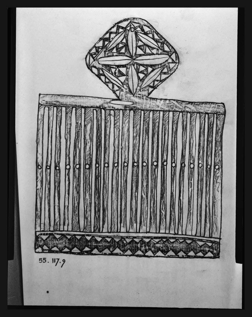 Pierre Soulier photographie Reproduction calquée d'une passette à ruban en bois sculpté et ajouré France 1958/7/28 Ph.1958.72.17 Photo Mucem