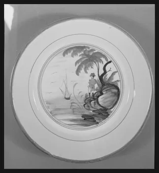 Pierre Soulier photographie Assiette en faïence blanche avec un décor bleu, vert et jaune représentant Napoléon à Sainte-Hélène Ile-de-France, France 1958 Ph.1958.76.1  Photo Mucem