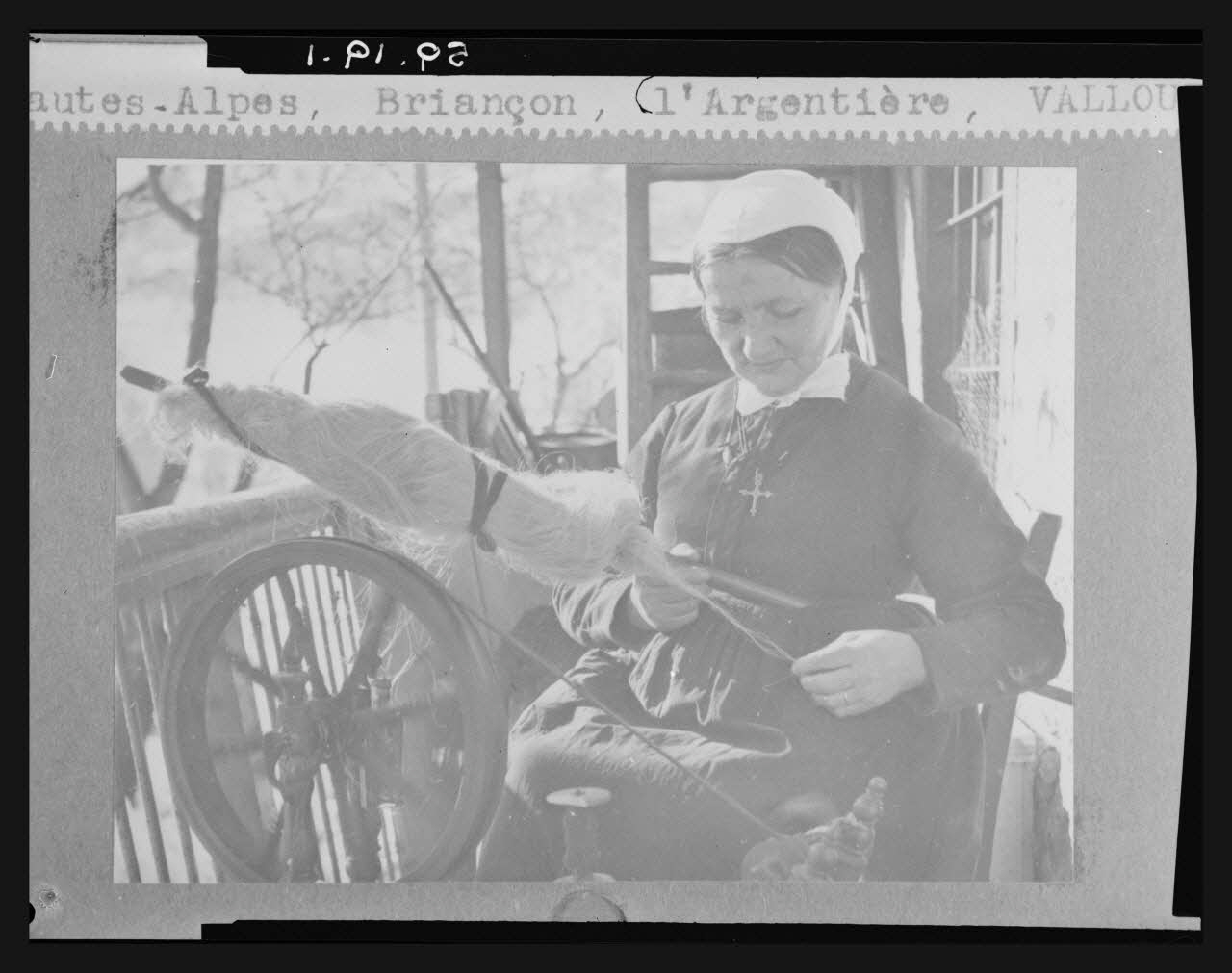 Gérard Franceschi photographie Fileuse avec coiffe et rouet. Contre-type photo du n° 1942.56.24 Provence-Alpes-Côte d'Azur, France 1959/1/13 Ph.1959.19.1 Photo Mucem