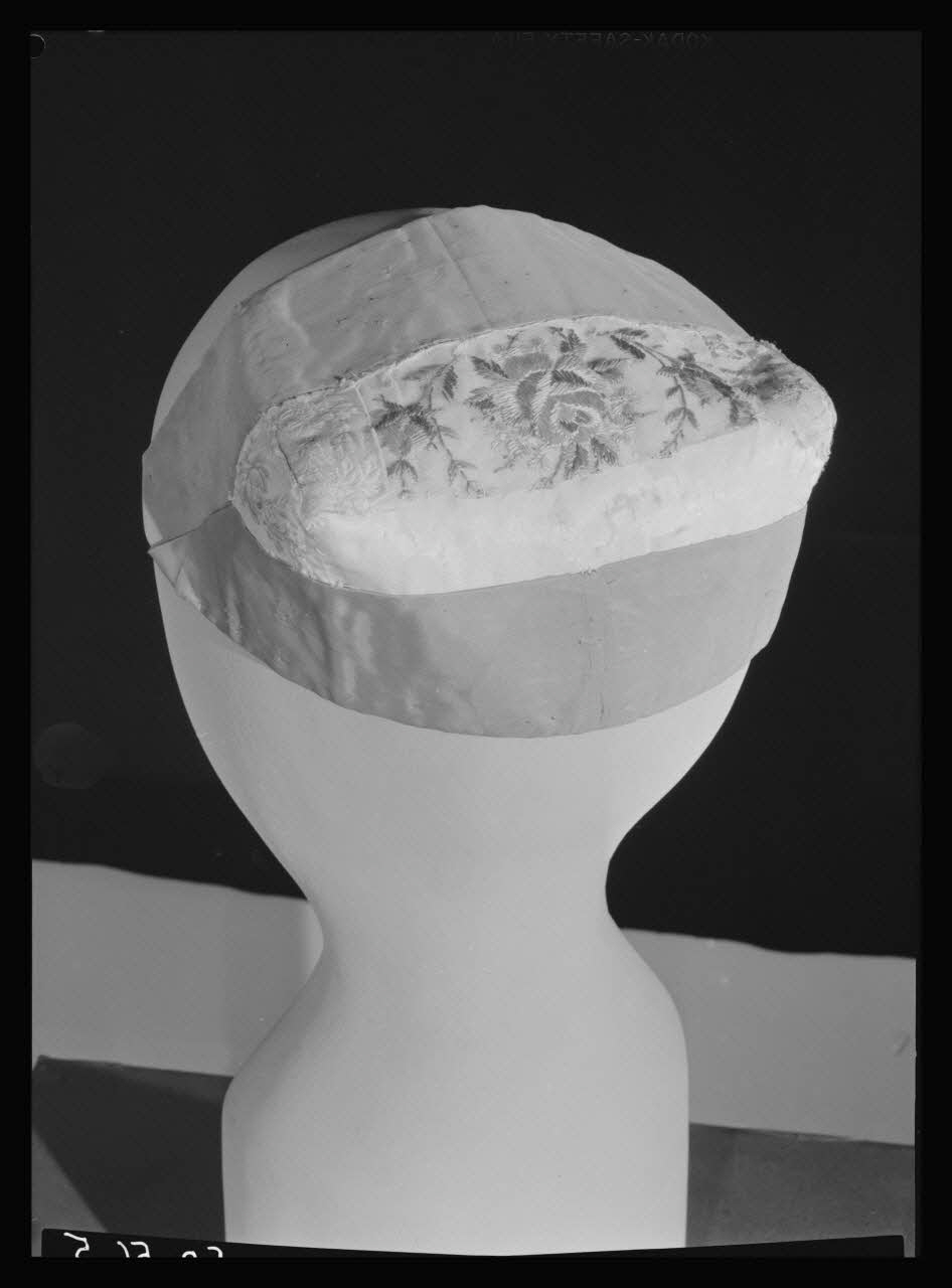 Pierre Soulier photographie Fond de coiffe provenant d'Ouessant dans le Finistère et datant du 20è siècle. Don de l'abbé Guégen Ile-de-France, France 1959/4/1 Ph.1959.56.5 Photo Mucem