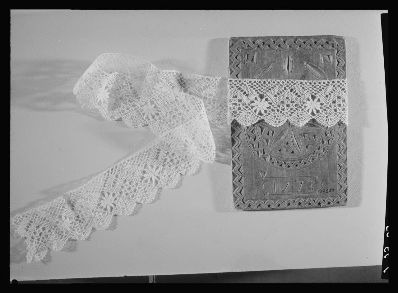 Pierre Soulier photographie Plioir à dentelles en bois sculpté provenant du Velay et datant de 1773. Don Fabre. Dentelle du Puy en Haute-Loire et datant des environs de 1865. Don H. Bérand Ile-de-France, France 1959/4/1 Ph.1959.56.6 Photo Mucem