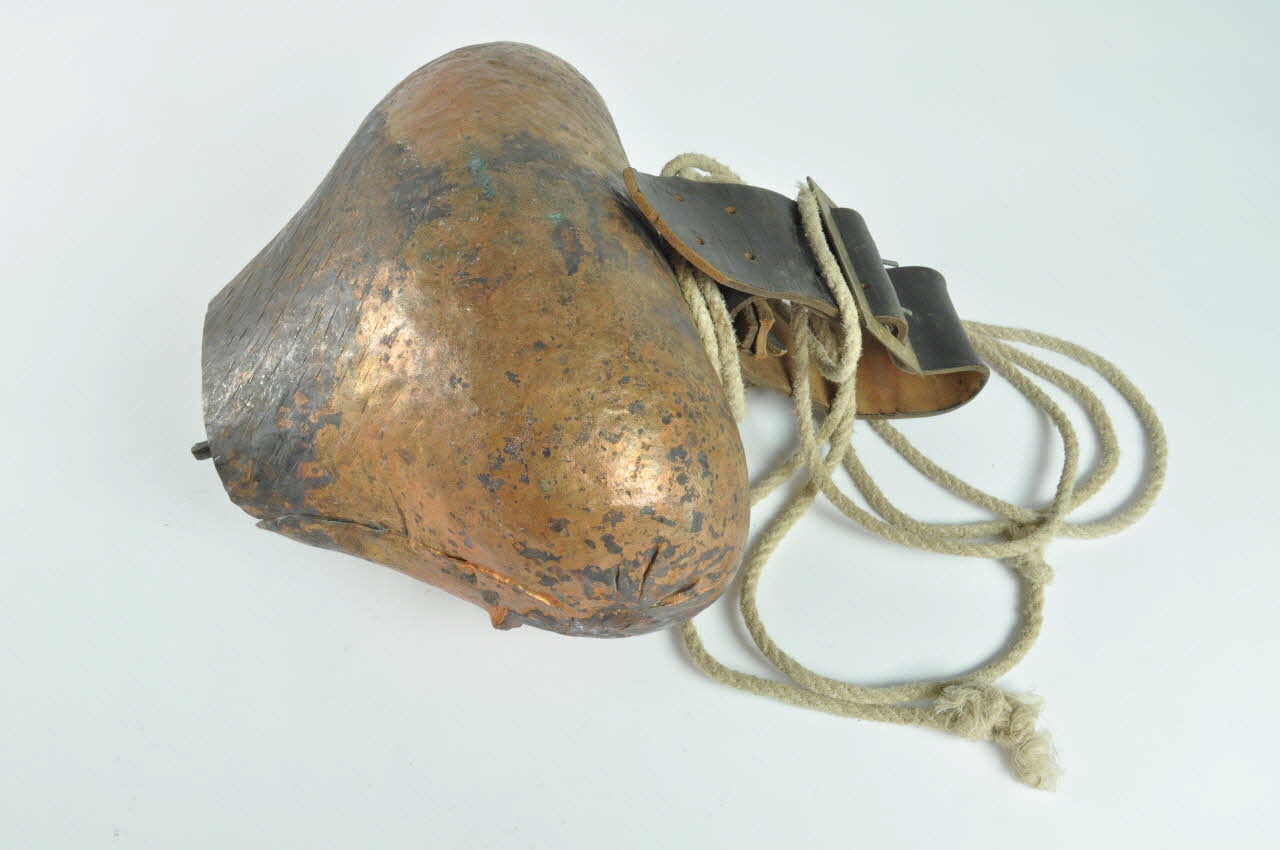 CLOCHE ET COLLIER DMH1993.44.2.13 Photo Mucem
