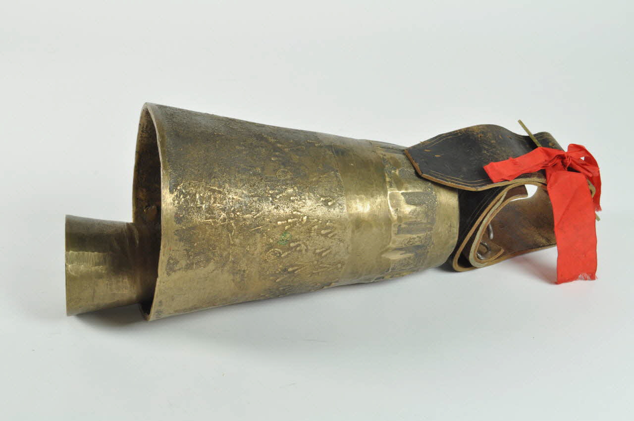 CLOCHE ET COLLIER DMH1993.44.2.9 Photo Mucem