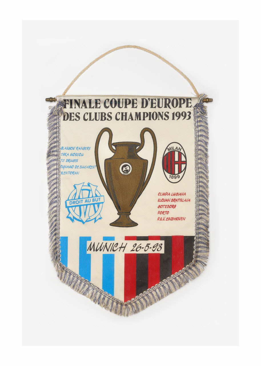 fanion-souvenir Fanion du match Olympique de Marseille - Milan AC du 26 mai 1993 2016.13.4 Photo Mucem/ Yves Inchierman