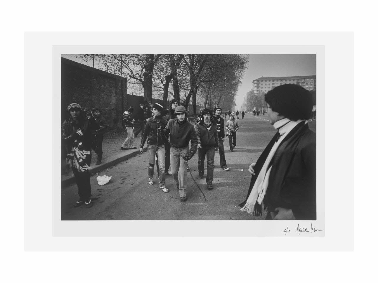 Daniele Segre tirage photographique Jeunes Ultras, dans la rue, armés d'une chaîne Piémont, Italie 1977/5-1979/5 2016.24.10 Photo Mucem/ Yves Inchierman