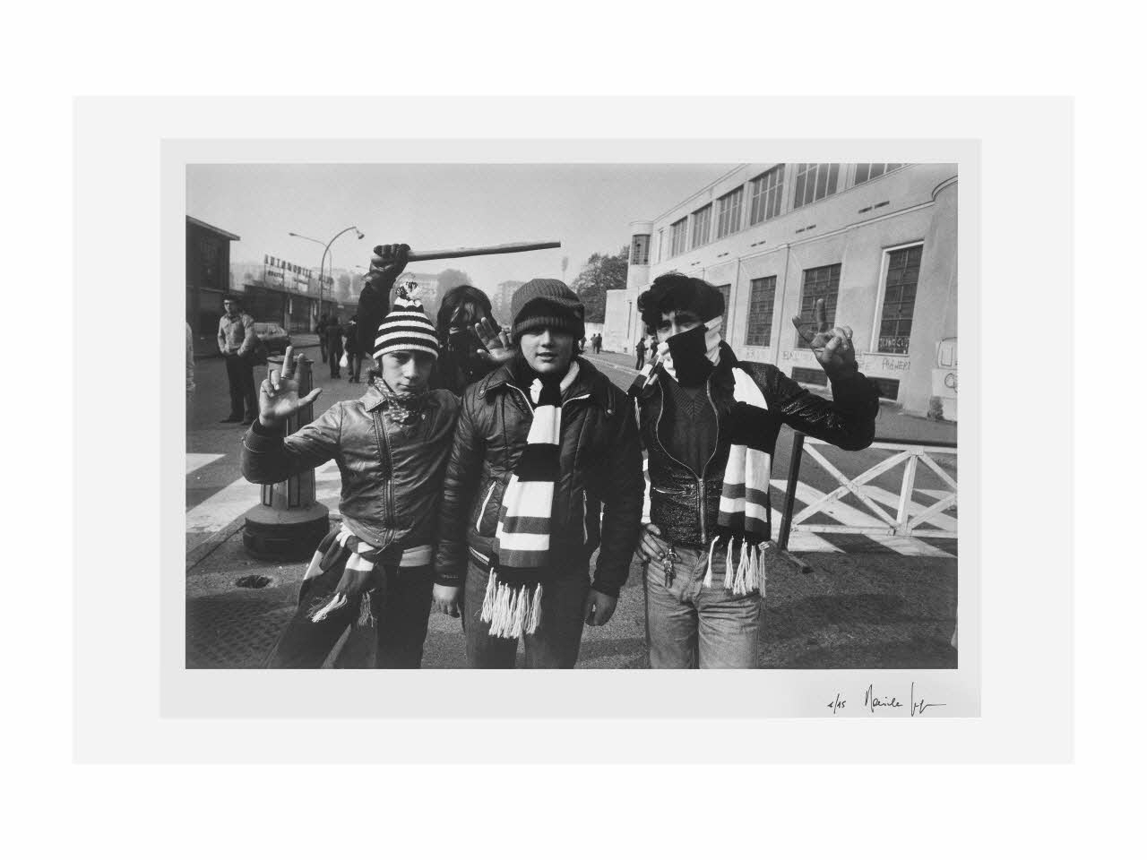 Daniele Segre tirage photographique Jeunes Ultras, dans la rue, armés d'un bâton de bois Piémont, Italie 1977/5-1979/5 2016.24.11 Photo Mucem/ Yves Inchierman
