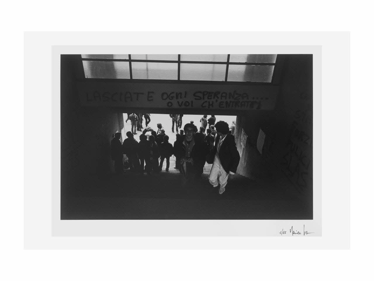 Daniele Segre tirage photographique Entrée des supporters dans le stade "Lasciate ogni speranza o voi ch’entrate" Piémont, Italie 1977/5-1979/5 2016.24.2 Photo Mucem/ Yves Inchierman