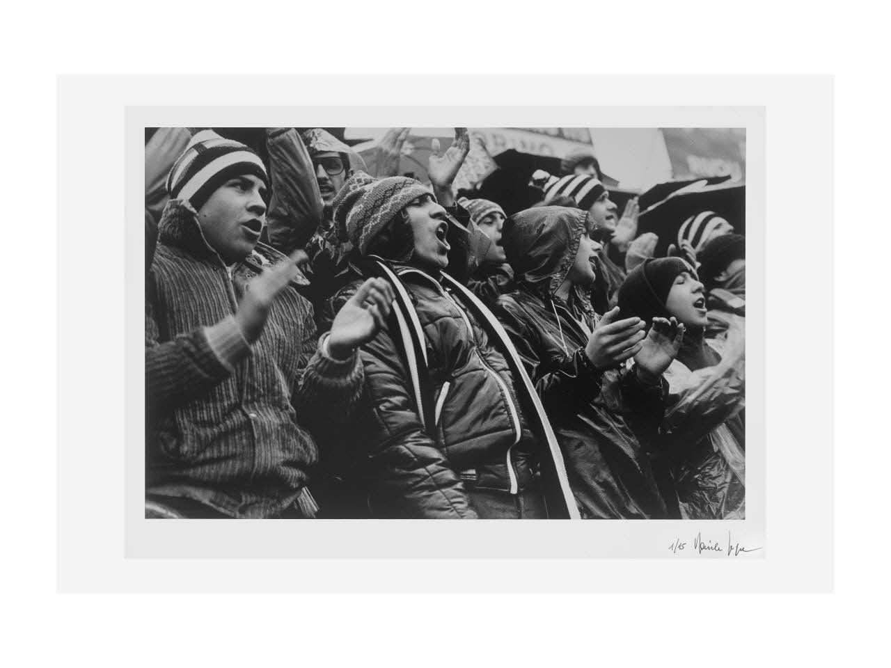 Daniele Segre tirage photographique Supporters "tifoso" de la Juventus de Turin dans les tribunes Piémont, Italie 1977/5-1979/5 2016.24.3 Photo Mucem/ Yves Inchierman