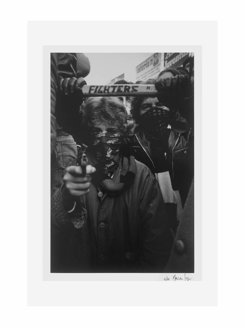 Daniele Segre tirage photographique Ultras "Fighters" de la Juventus de Turin Piémont, Italie 1977/5-1979/5 2016.24.5 Photo Mucem/ Yves Inchierman