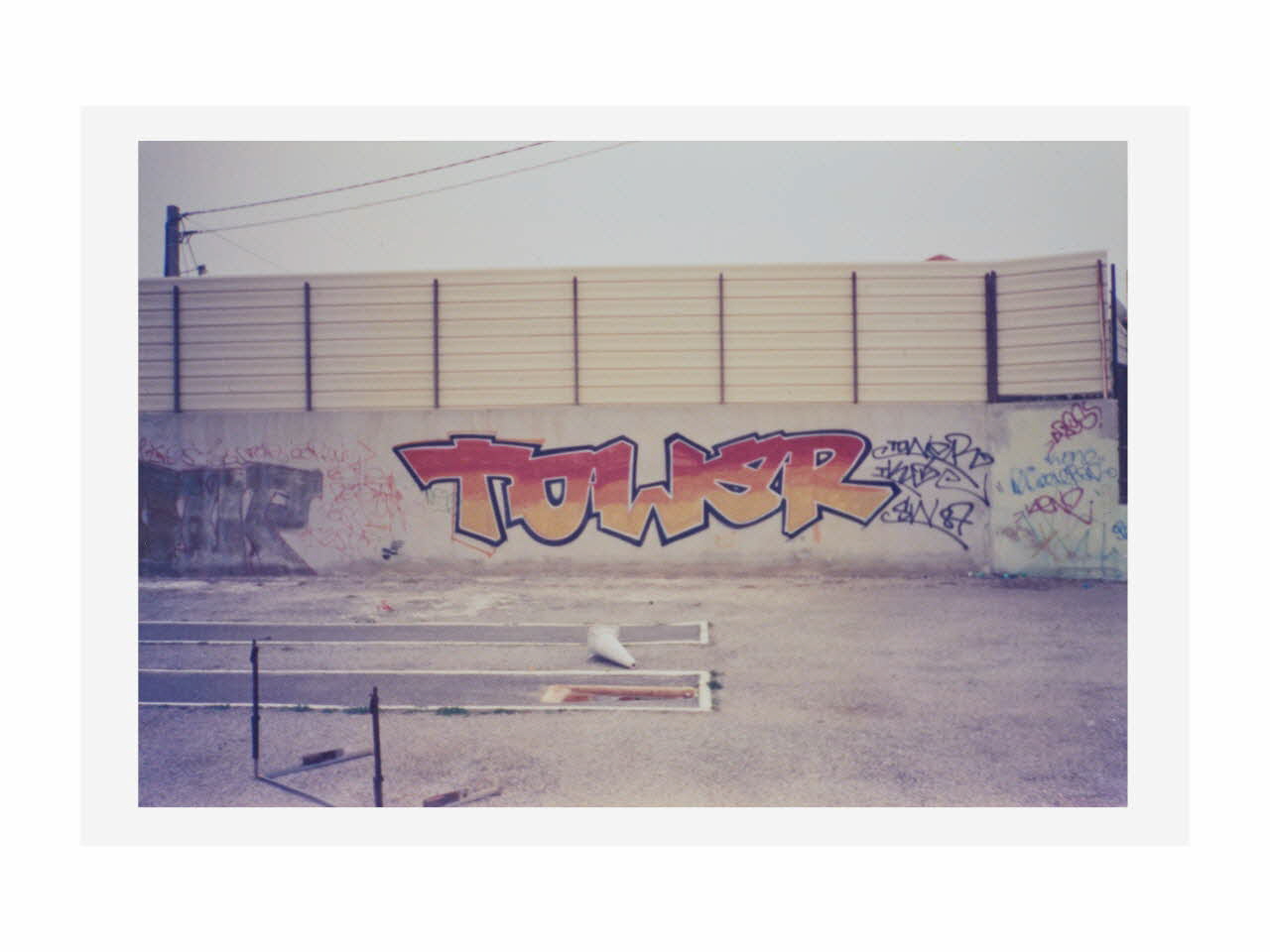 Tower photographie Graffiti dans l'espace public : stade Ganay Provence-Alpes-Côte d’Azur, France 1995/3/1 2018.17.1 Photo Collection Mucem, Tower / cliché Yves Inchierman