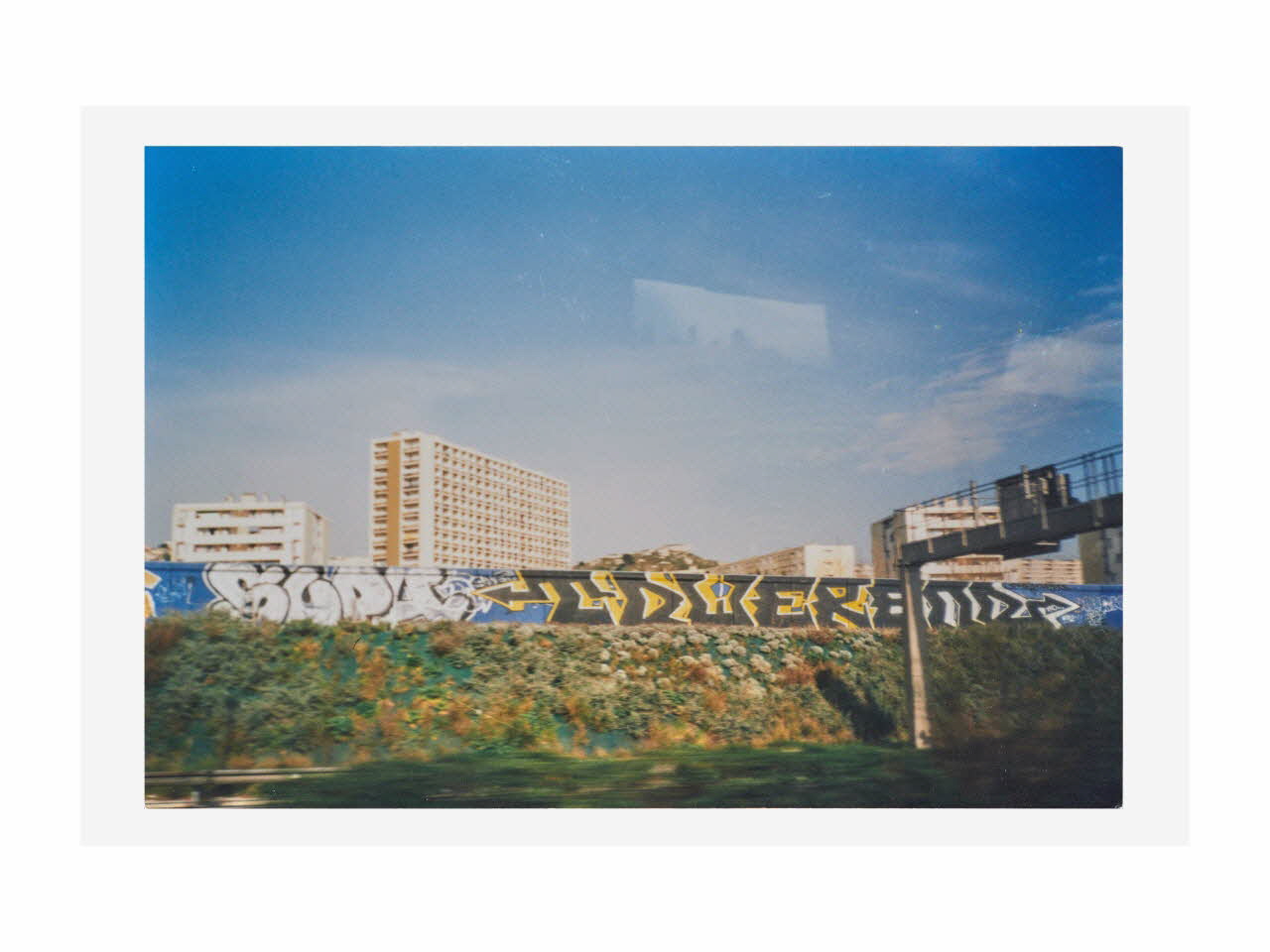 Tower photographie Graffiti dans l'espace public : autoroute nord Provence-Alpes-Côte d’Azur, France 1999 2018.17.5 Photo Collection Mucem, Tower / cliché Yves Inchierman