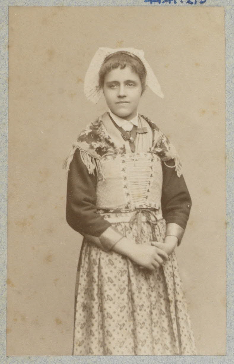 Anonyme photographie Album n°2 du Musée d'ethnographie du Trocadéro Rhône-Alpes, France 1875-1899 Ph.1944.41.215 Photo