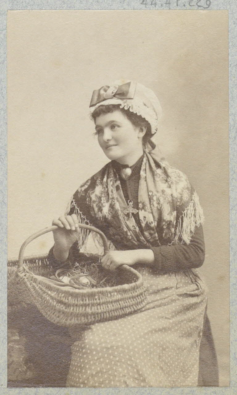 Anonyme photographie Album n°2 du Musée d'ethnographie du Trocadéro Rhône-Alpes, France 1875-1899 Ph.1944.41.229 Photo