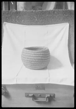 Suzanne Tardieu-Dumont ; Guy Moinet photographie Chez Madame Mallé. Bourgne ou corbeille à fruits en paille tressée Pays de la Loire, France 1943/7/29 Ph.1943.213.27 Photo