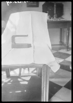Suzanne Tardieu-Dumont ; Guy Moinet photographie Chez Madame Mallé. Fer à repasser de tailleur Pays de la Loire, France 1943/7/29 Ph.1943.213.29 Photo