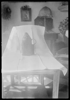 Suzanne Tardieu-Dumont ; Guy Moinet photographie Chez Madame Mallé. Lanterne d'écurie en tôle ajourée Pays de la Loire, France 1943/7/29 Ph.1943.213.31 Photo