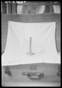 Suzanne Tardieu-Dumont ; Guy Moinet photographie Chandelier à glissière en fer Pays de la Loire, France 1943/7/28 Ph.1943.213.32 Photo