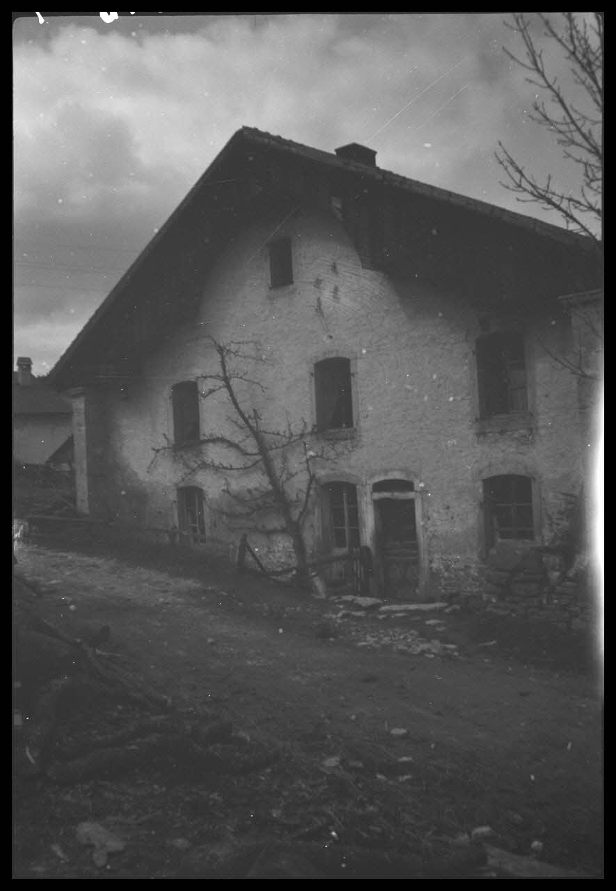 Pierre Henry photographie Ferme. Façade Sud-Est Franche-Comté, France 1943/4/13 Ph.1943.248.29  Photo