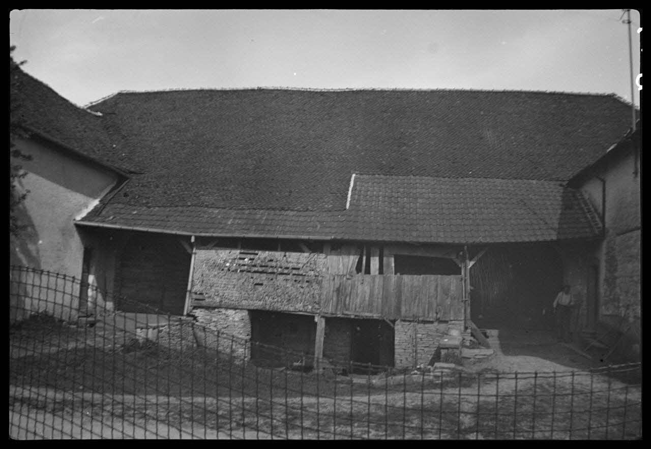 Pierre Henry photographie Maison Nardin. Façade Ouest Franche-Comté, France 1943/5/4 Ph.1943.248.79  Photo