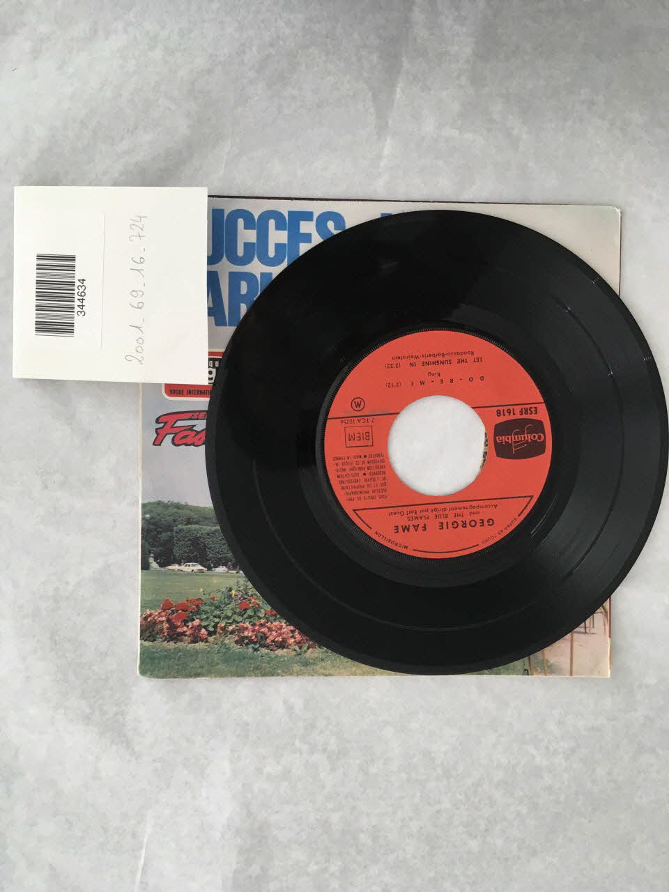 disque 45 tours Let the sunshine in 2001.69.16.724 Photo