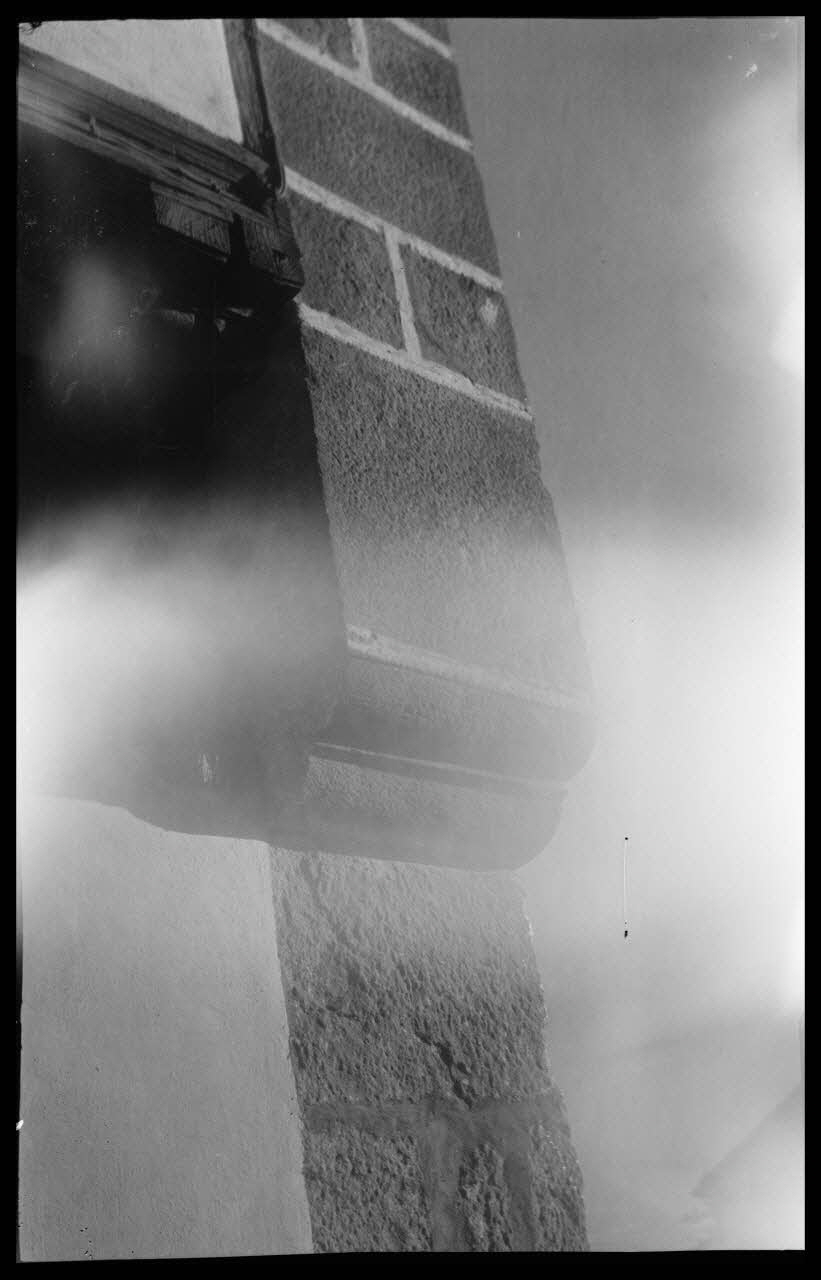 Camion photographie Chez Monsieur Pikassarin. Détail des consoles et du corbeau de pierre Aquitaine, France 1945/7/1 Ph.1945.109.2 Photo
