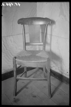 Legrand ; Perreau ; Barbier photographie Chez Monsieur de la Brosse. Chaise de style Directoire Rhône-Alpes, France 1945/10/10 Ph.1945.146.67 Photo Musée des Civilisations de l’Europe et de la Méditerranée