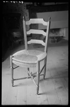 Legrand ; Perreau ; Barbier photographie Chez Monsieur de la Brosse. Chaise paillée à montants à boules Rhône-Alpes, France 1945/10/10 Ph.1945.146.68 Photo Musée des Civilisations de l’Europe et de la Méditerranée