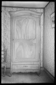 Legrand ; Perreau ; Barbier photographie Chez Monsieur de la Brosse. Armoire avec une porte à chantournement style Louis XV Rhône-Alpes, France 1945/10/10 Ph.1945.146.69 Photo Musée des Civilisations de l’Europe et de la Méditerranée