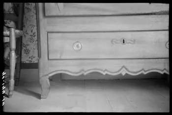 Legrand ; Perreau ; Barbier photographie Chez Monsieur de la Brosse. Armoire avec une porte à chantournement style Louis XV Rhône-Alpes, France 1945/10/10 Ph.1945.146.70 Photo Musée des Civilisations de l’Europe et de la Méditerranée