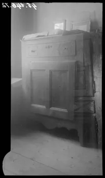 Legrand ; Perreau ; Barbier photographie Chez Monsieur E. Guillon. Buffet à une porte et un tiroir Rhône-Alpes, France 1945/10/10 Ph.1945.146.72 Photo Musée des Civilisations de l’Europe et de la Méditerranée