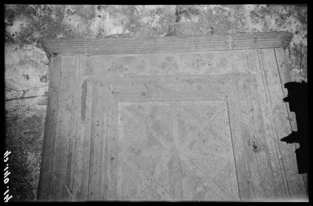 Legrand ; Perreau ; Barbier photographie Chez Monsieur A. Chabert. Armoire de style Louis XIII à deux portes et un tiroir Rhône-Alpes, France 1945/10/11 Ph.1945.146.74  Photo Musée des Civilisations de l’Europe et de la Méditerranée