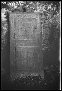 Legrand ; Perreau ; Barbier photographie Chez Monsieur A. Chabert. Armoire de style Louis XIII à deux portes et un tiroir Rhône-Alpes, France 1945/10/11 Ph.1945.146.75 Photo Musée des Civilisations de l’Europe et de la Méditerranée