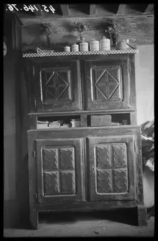 Legrand ; Perreau ; Barbier photographie Chez Monsieur J. Callet. Buffet à quatre portes et deux tiroirs Rhône-Alpes, France 1945/10/11 Ph.1945.146.76 Photo Musée des Civilisations de l’Europe et de la Méditerranée