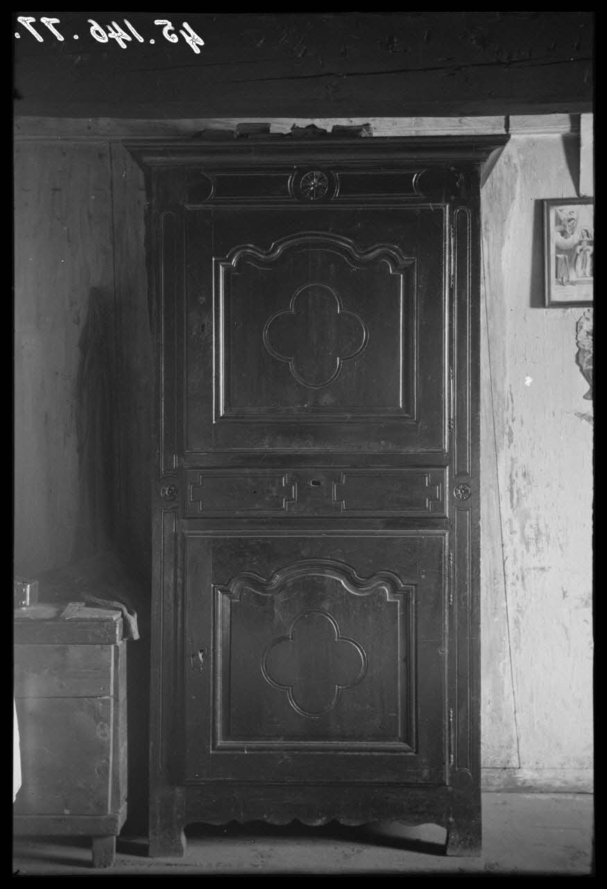 Legrand ; Perreau ; Barbier photographie Chez Monsieur J. Callet. Armoire de style Louis XV à deux portes et un tiroir Rhône-Alpes, France 1945/10/12 Ph.1945.146.77  Photo Musée des Civilisations de l’Europe et de la Méditerranée