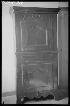 Legrand ; Perreau ; Barbier photographie Chez Monsieur L. Chabert. Armoire à deux portes avec des décors de cœurs et d'étoiles Rhône-Alpes, France 1945/10/13 Ph.1945.146.78 Photo Musée des Civilisations de l’Europe et de la Méditerranée