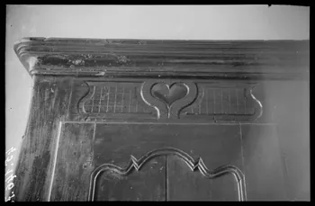 Legrand ; Perreau ; Barbier photographie Chez Monsieur L. Chabert. Armoire à deux portes avec des décors de cœurs et d'étoiles Rhône-Alpes, France 1945/10/13 Ph.1945.146.79 Photo Musée des Civilisations de l’Europe et de la Méditerranée