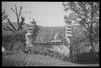 Legrand ; Perreau ; Barbier photographie Chez Monsieur Magnat. Ferme. Grenier couvert de bois avec un épi de faîtage Rhône-Alpes, France 1945/10/8 Ph.1945.146.80 Photo Musée des Civilisations de l’Europe et de la Méditerranée