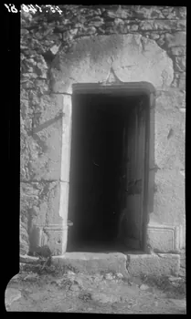 Legrand ; Perreau ; Barbier photographie Chez Monsieur L. Chabert. Porte avec un linteau de style Renaissance décorée d'un cœur renversé Rhône-Alpes, France 1945/10/13 Ph.1945.146.81 Photo Musée des Civilisations de l’Europe et de la Méditerranée