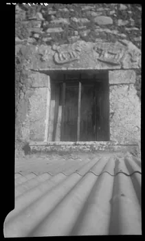 Legrand ; Perreau ; Barbier photographie Chez Monsieur L. Chabert. Fenêtre avec linteau décorée de fleurs de lys et d'animaux Rhône-Alpes, France 1945/10/13 Ph.1945.146.82 Photo Musée des Civilisations de l’Europe et de la Méditerranée