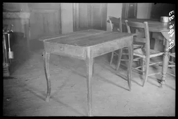 Legrand ; Perreau ; Barbier photographie Chez Monsieur L. Chabert. Table à quatre pieds biche et plateau arrondi d'angle Rhône-Alpes, France 1945/10/13 Ph.1945.146.83 Photo Musée des Civilisations de l’Europe et de la Méditerranée